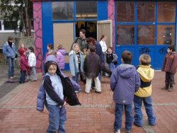 Neonazis auf Schulhof
