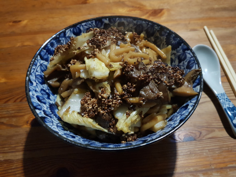 Japanische Nudeln mit Pilzen und Chinakohl