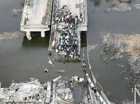 bridge irpin refugees
