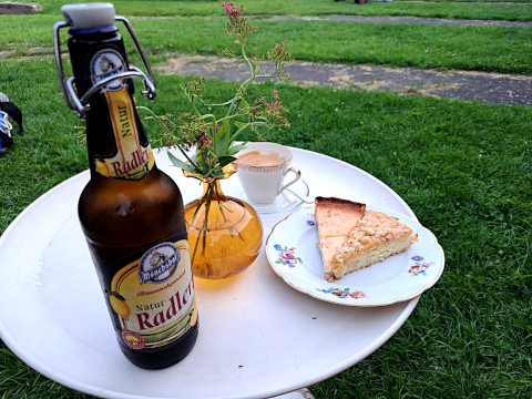 zitronenkuchen und mandelkuchen